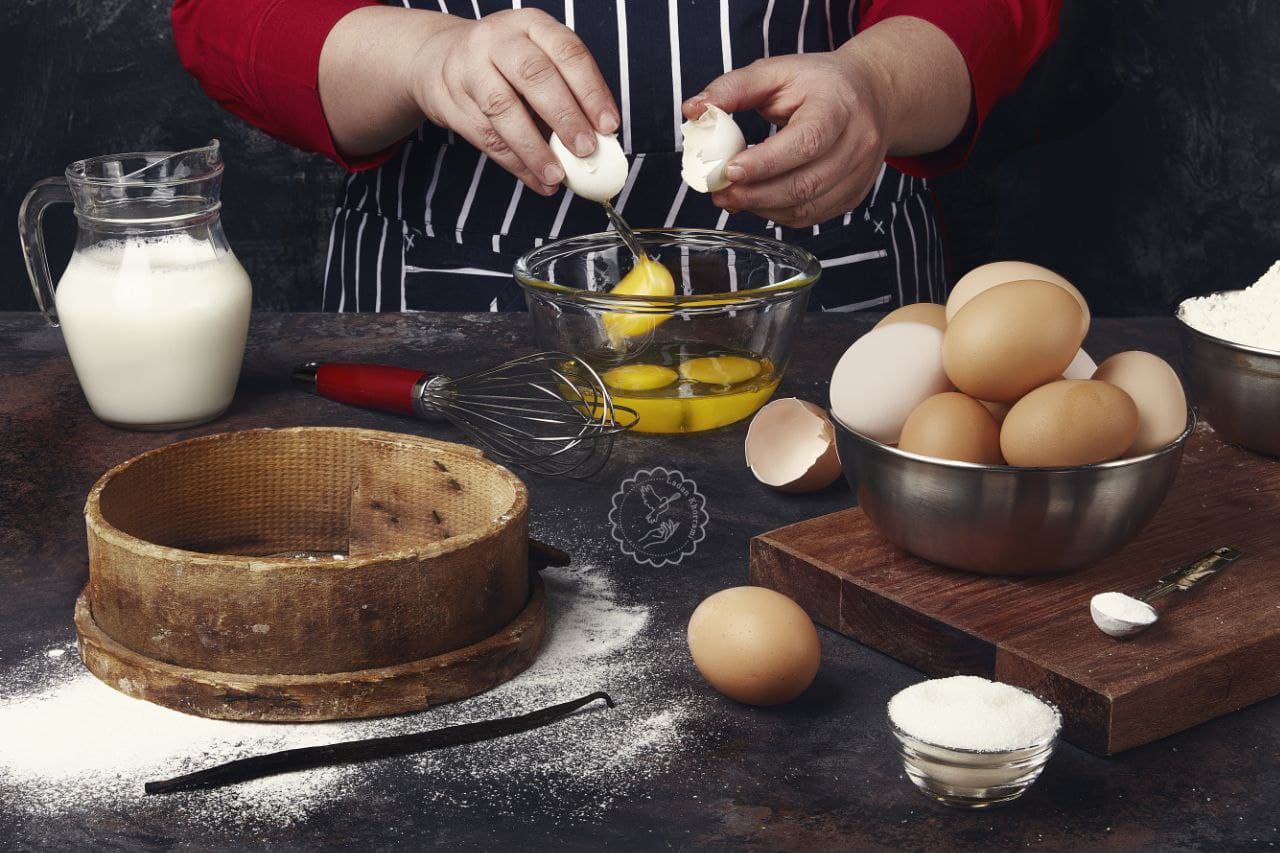 نقش تخم مرغ در شیرینی پزی